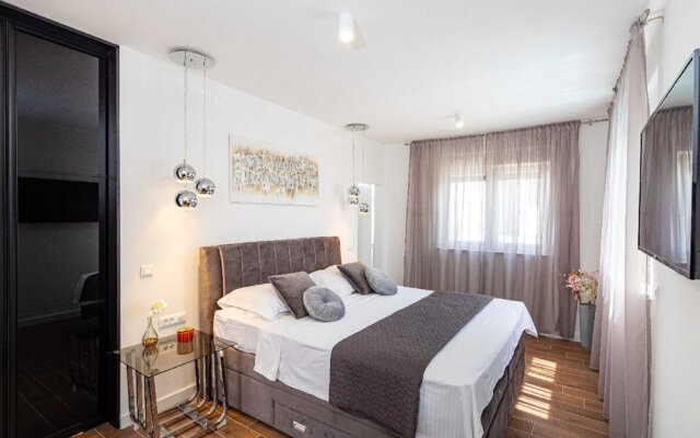 Villa in Zaton With Swimming Pool