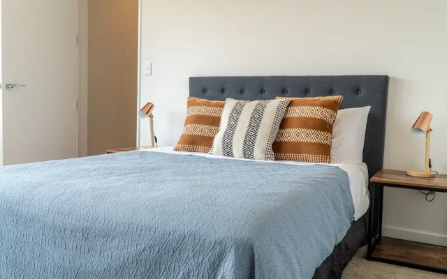 Farrant Drive - Sleeps 8 - Lake & Mountain Views - Modern & Stylish