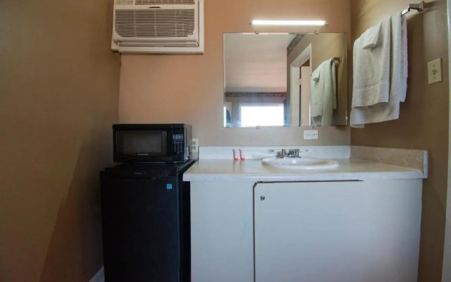 OYO Hotel Calhoun, GA I-75