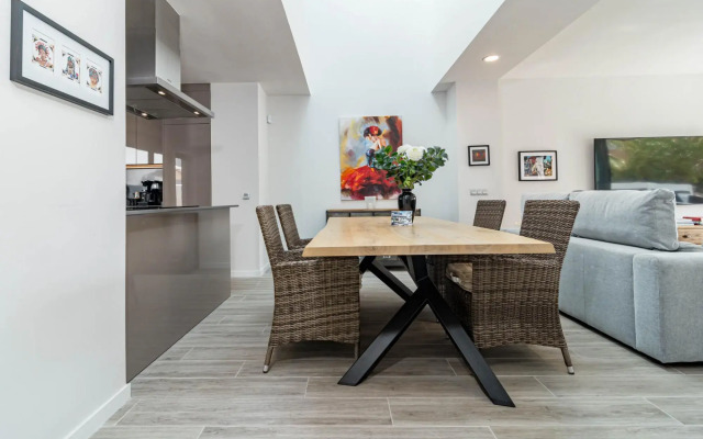 LMT46- Spacious townhouse modern style