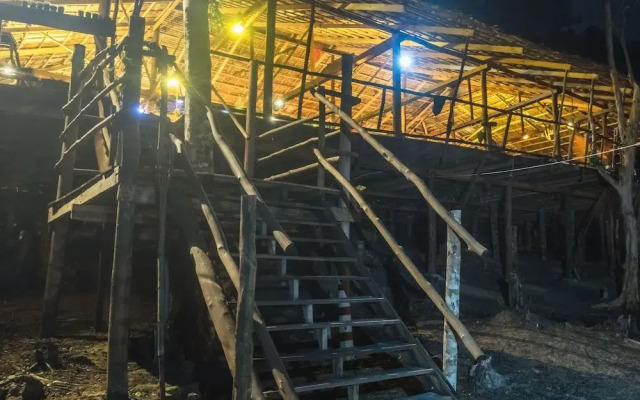 Driftwood Hostel and Bungalows