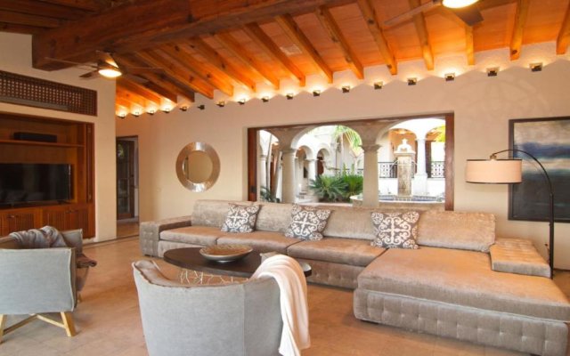Expansive Villa with Grand Pool Patio, 16-Person Jacuzzi and Perfect for Large Groups