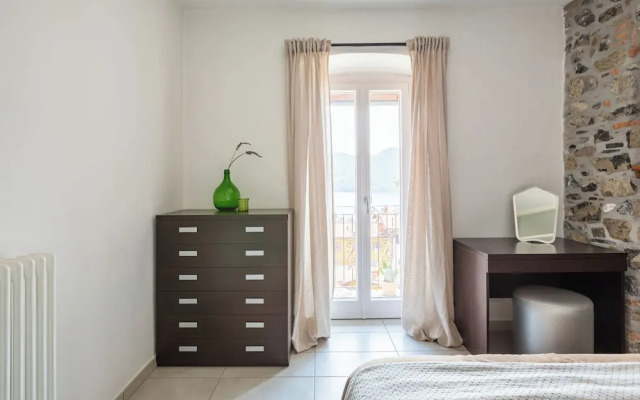 Lake View Terrace Apartment by Rent all Como