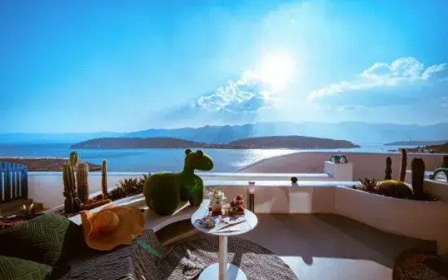 Dali Dots N′ Leopard Lake View Hotel