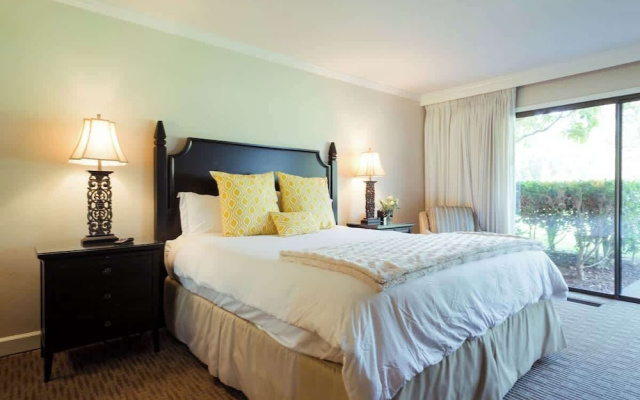Luxury Napa Getaway Golf Views King Bed