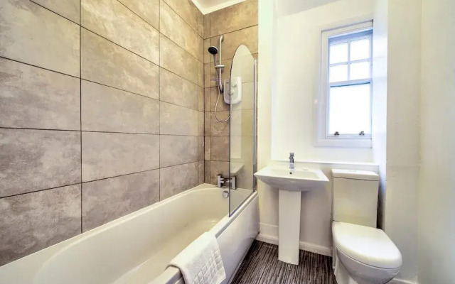 Old Town Edinburgh Apartment: Heart of the Action