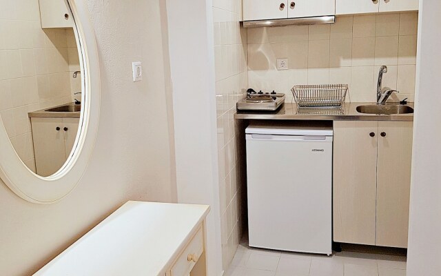 Petros Studios & Suites