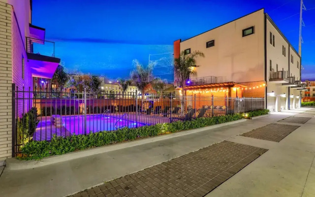 Modern 4BR Townhouse Near French Quarter
