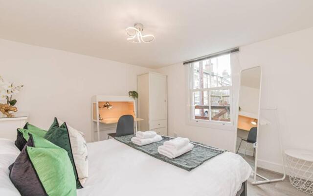Oxford City Centre apartment with parking!