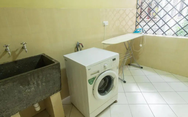 Peaceful, Spacious, Open-plan 2br apartment set in mature garden