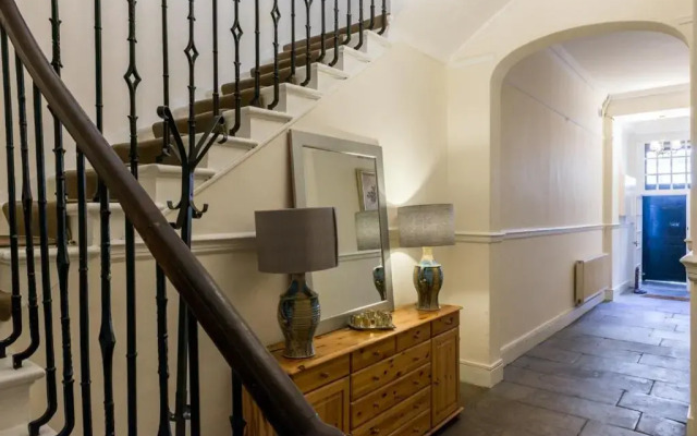 Central SPACIOUS NewTown 2-6ppl STUNNING