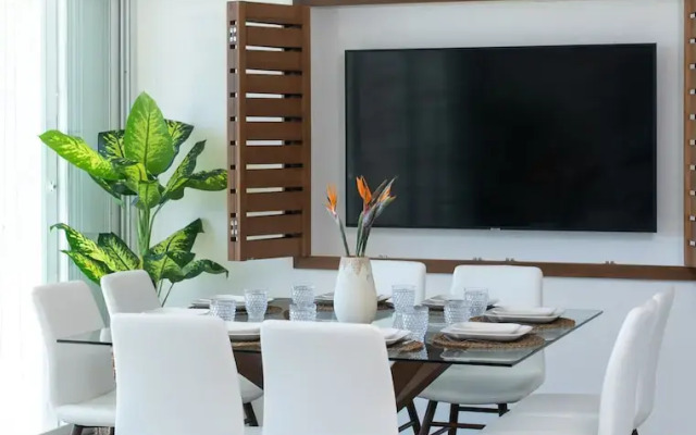 ARENA Stunning 2 BDR Beachfront- Designer Vibes