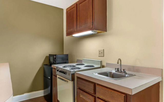 Econo Lodge Inn & Suites