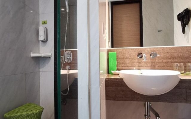 MaxOneHotels.com at Platinum Hayam Wuruk Jakarta