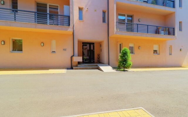 Garden Apartment Close To Airport