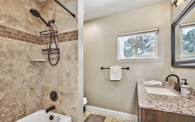 Dancing Bear Cabin Pet Friendly, Sleeps 4, Totally Cute!