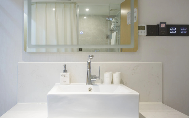 Qingmu Select Hotel (Shanghai Hongqiao Airport Longbai Xincun Subway Station)