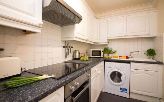 Stayzo Penthouse Accommodation 1- Premier Lodge