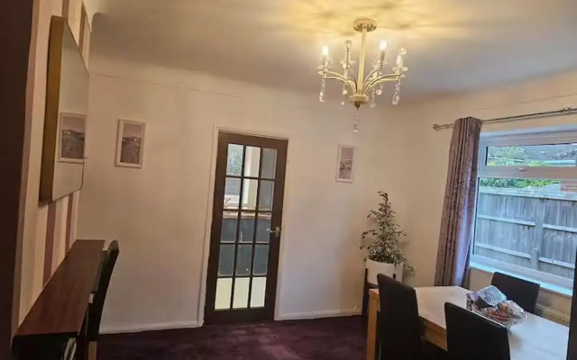 Pet Friendly - 2 Bedrooms - 4 Guests - Parking