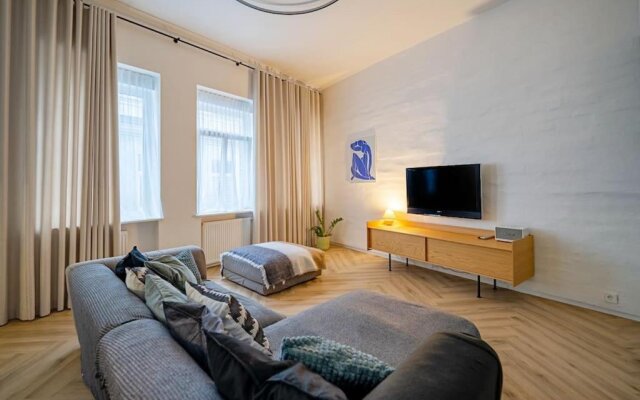3 BD Old Town Apartment by Hostlovers