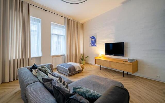 3 BD Old Town Apartment by Hostlovers