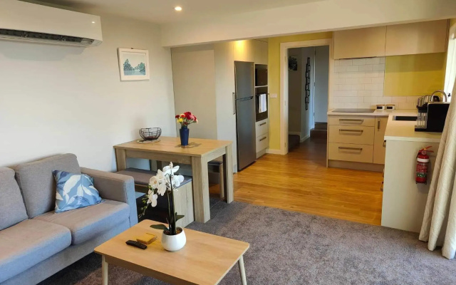 Newly Renovated Hillside Apartment Close To City