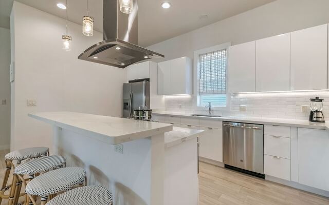 Modern 4BR Townhouse Near French Quarter