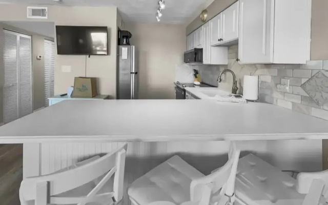 Summersalt 1 Bedroom Condo by RedAwning