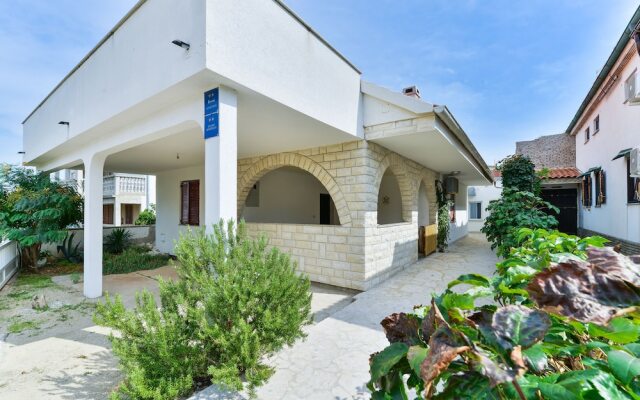 Apartments Salitrežić