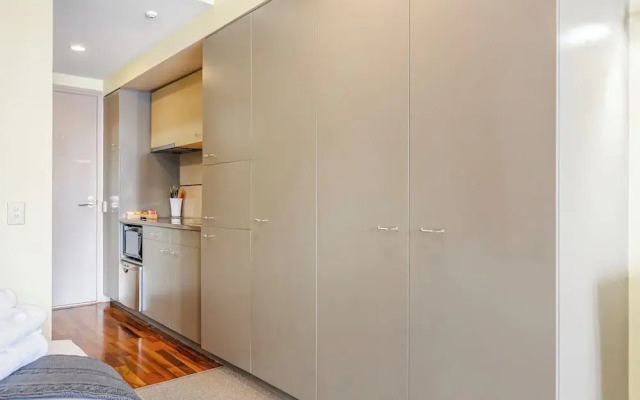 Spacious Viaduct Studio + Free Parking!