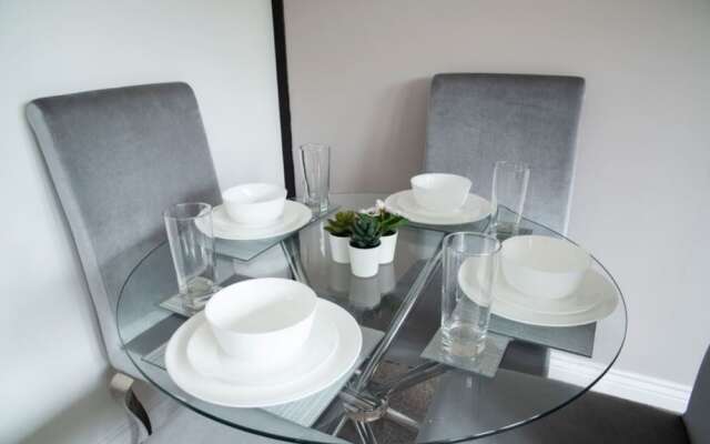 Contractorscleancharming 2-bed House in Coventry