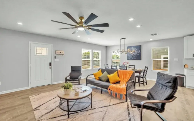 Spacious & Homey 4br/3ba W/amenities Near Downtown