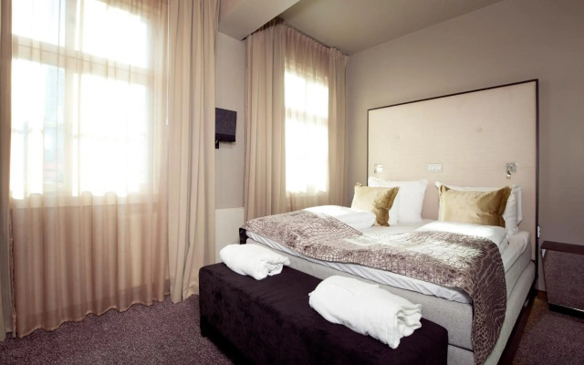 Home Hotel Folketeateret