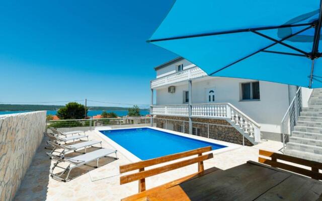 Pool apartment Leonardo