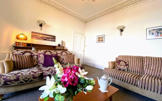 Outstanding, Georgian Flat Overlooking the bay