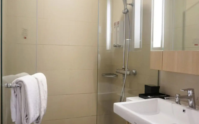 Ra Premiere Simatupang