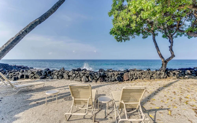 Kona Isle Oceanfront Condo w/ A/c!