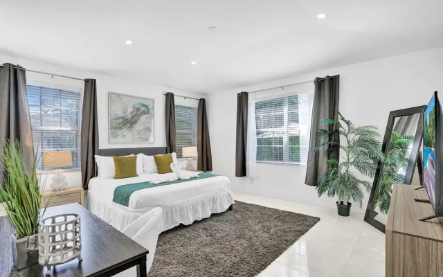 4BR Hollywood Beach Home with Pool