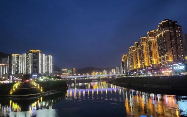 River & Holiday Rezen Hotel Pengshui