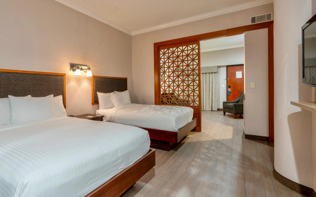 Wyndham Garden Hotel Baronne Plaza