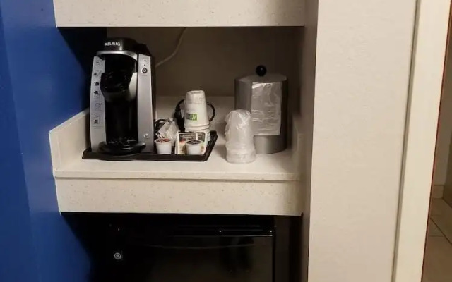 Holiday Inn Express Hotel & Suites Louisville South - Hillview