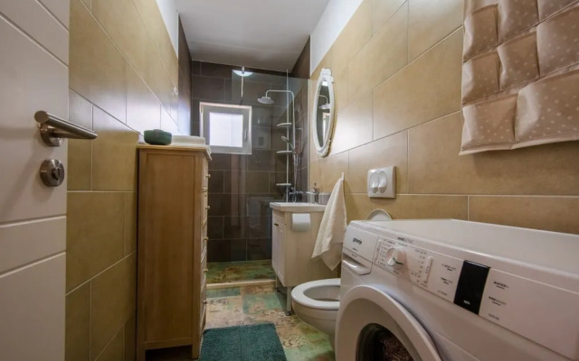 Charming and Tranquil Kastel Gomilica Apartment With Balcony and Patio