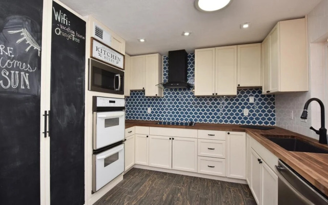 Spacious Updated 2 Masters POOL