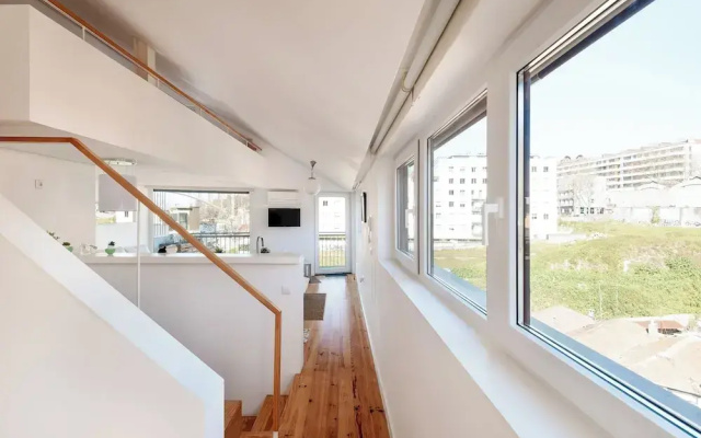 Flora5  flora Apartments, Duplex w/ Balcony +AC