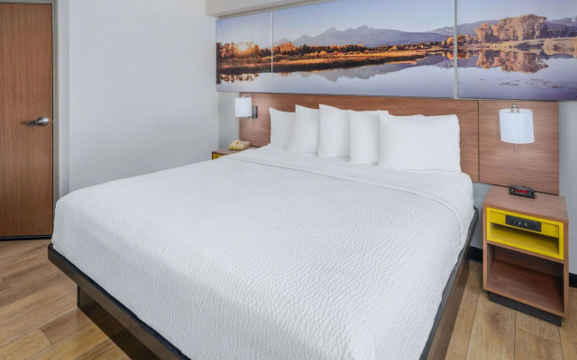 Days Inn & Suites by Wyndham Greeley