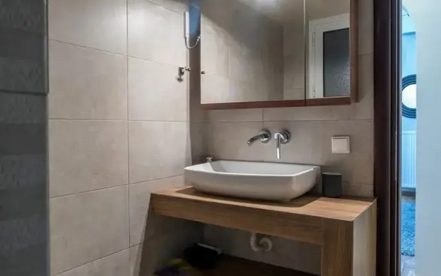 2br renovated flat close to metro