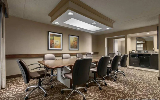 Embassy Suites by Hilton Pittsburgh International Airport 