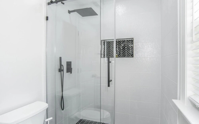 Luxury Three Bedroom Townhome Near Cary