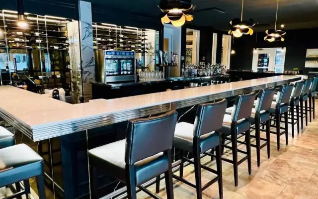 Hôtel & Suites Le Dauphin Drummondville
