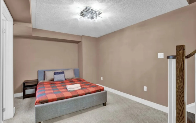 Stylish Mississauga Lower Unit BBQ Yard Paradise